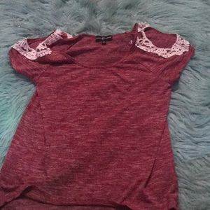 Tee shirt with open shoulders